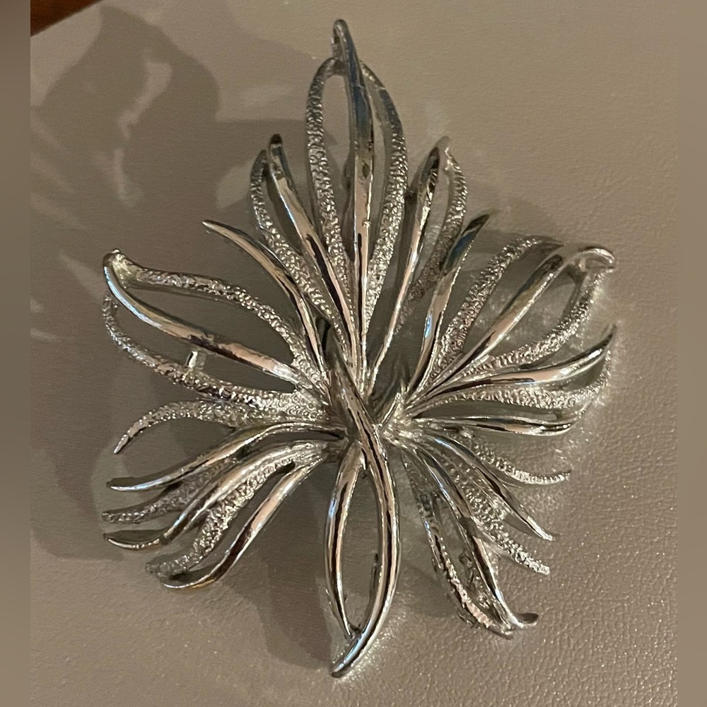 Vintage 1970s Silver Tone Abstract Starburst Floral Brooch 2.5”